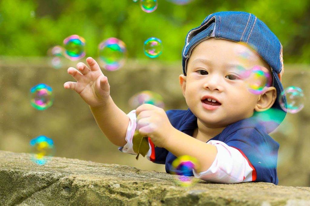Baby-Boy-Playing-with-Bubbles-1280x853-1-1024x682-1