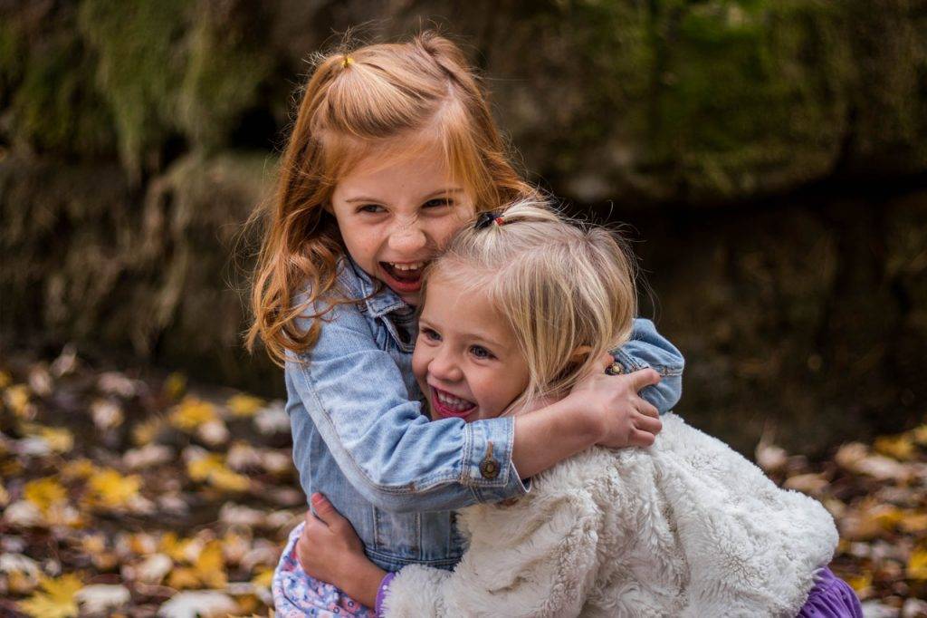 Cute-Happy-Children-Hugging-1280x853-1024x682-1