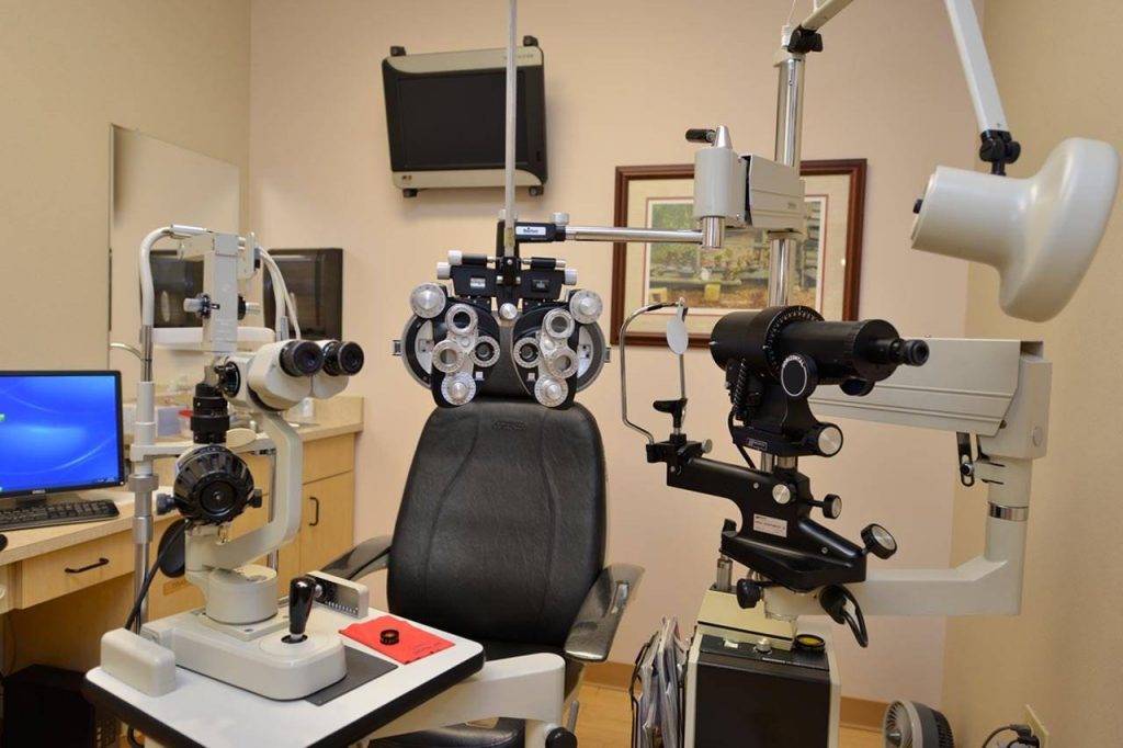 eye-doctors-exam-room-1024x682-1