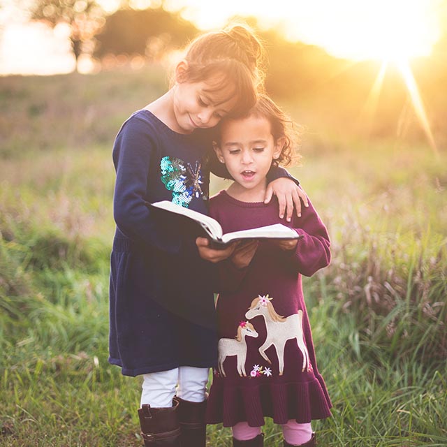 girls-reading-sunshine_640