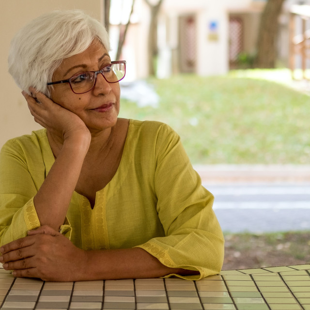 senior-woman-wearing-eyeglasses-640