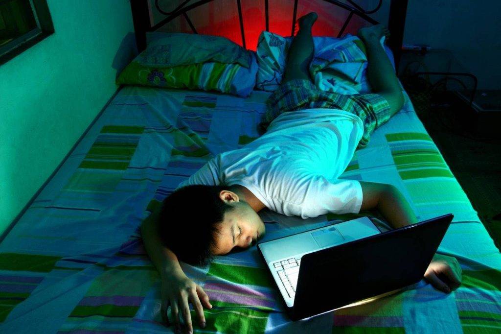 technology-computer-boy-blue-light-1024x682-1